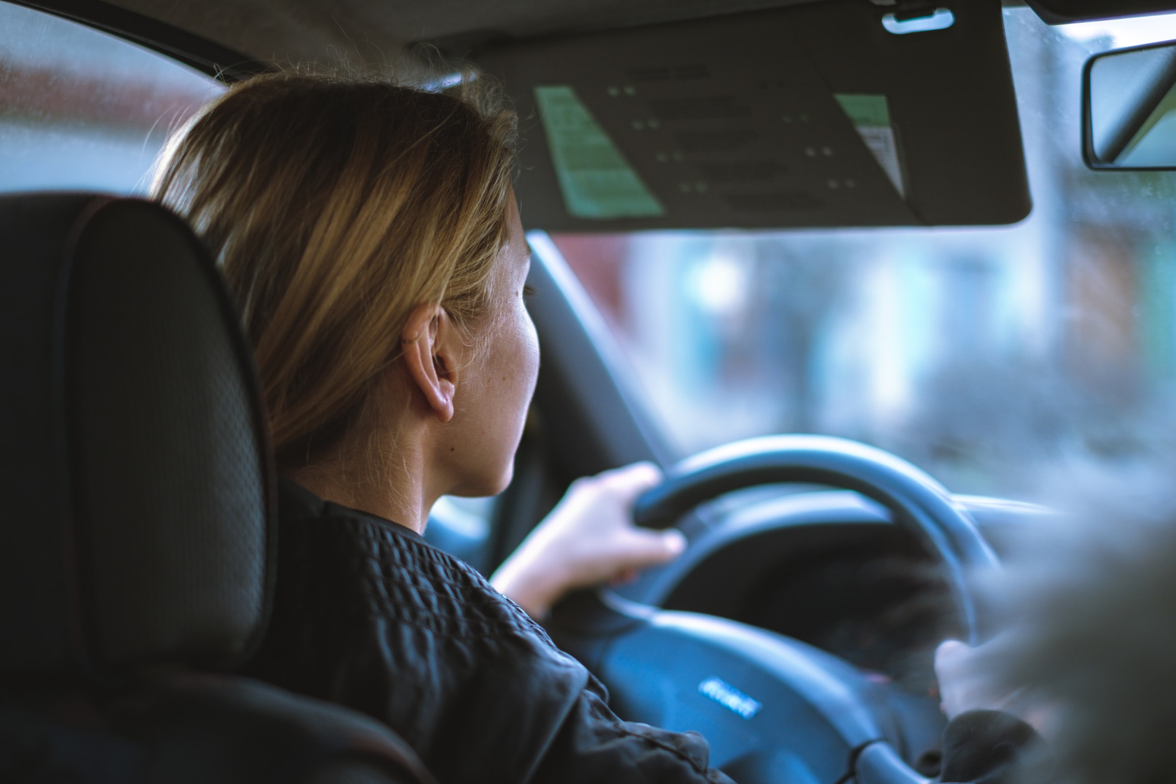 photo d'une jeune fille au volant d'un voiture